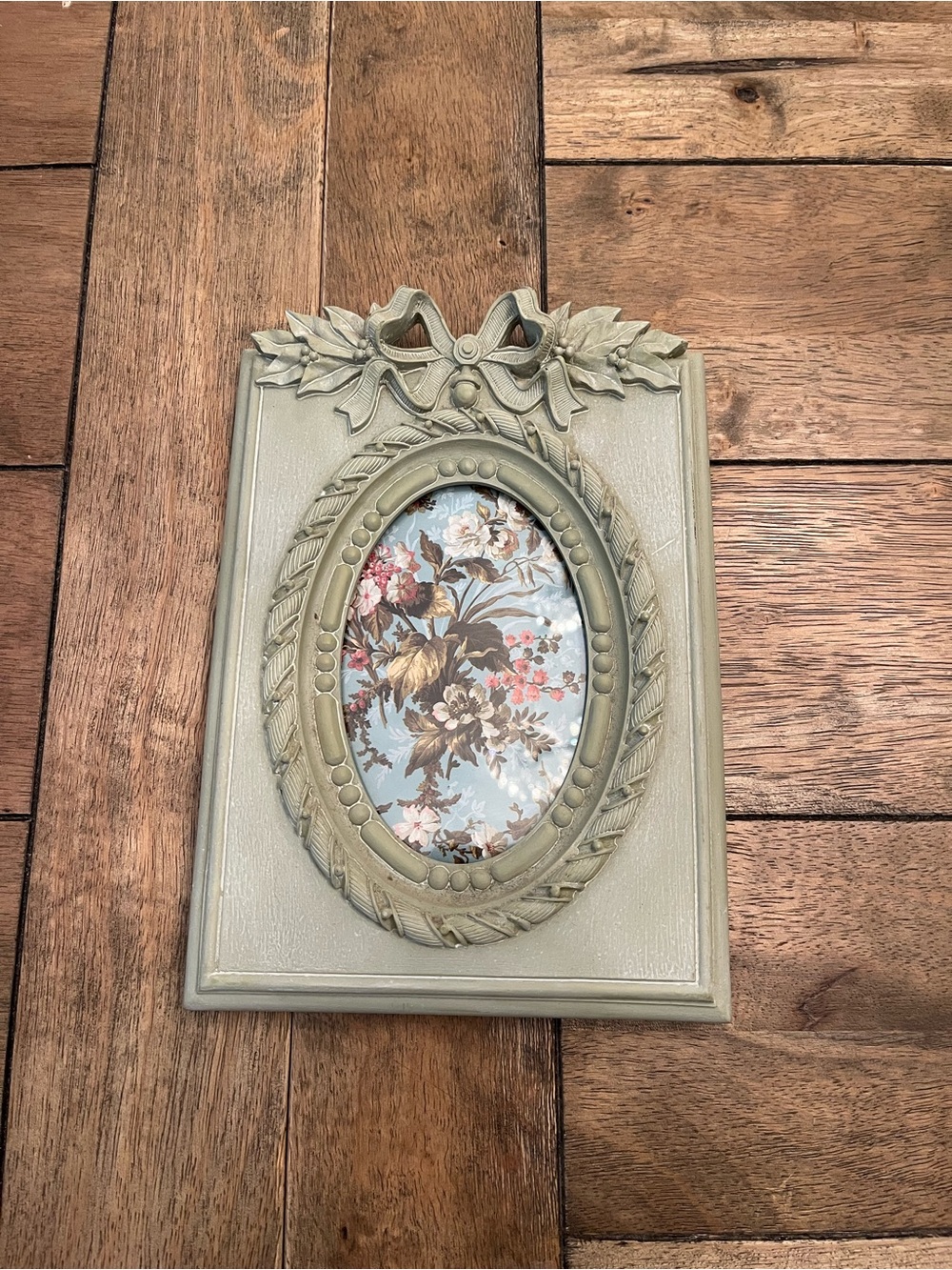 Ornate Vintage-Style Sage Wall Plaque with Oval Frame